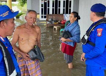 Gabungan Polairud Polda Lampung dan Polres Lampung Selatan Evakuasi Warga Terdampak Banjir
