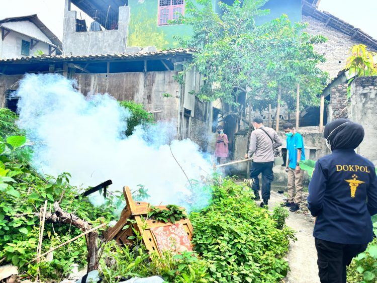 Cegah DBD, Polres Lampung Selatan dan Puskesmas  Kalianda Gelar Fogging