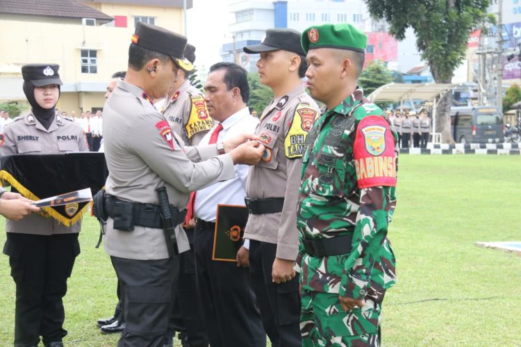 Penyerahan 28 Piagam Penghargaan Kapolda Kepada Personel Polda Sumsel Dan Jajarannya Yang Berprestasi