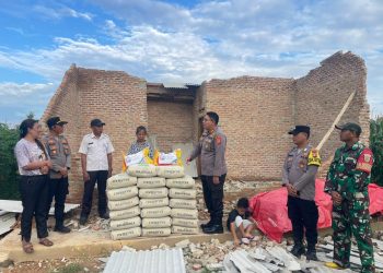 Kapolres Lampung Selatan Beri Bantuan kepada Janda Sebatang Kara Korban Angin Kencang di Jati Agung