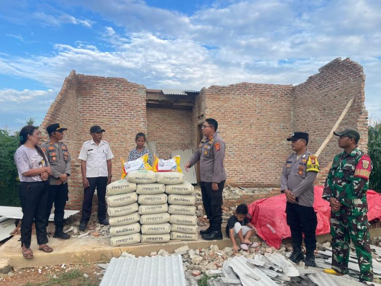 Kapolres Lampung Selatan Beri Bantuan kepada Janda Sebatang Kara Korban Angin Kencang di Jati Agung