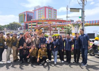 Taring – IWO Kolaborasi Berbagi Nasi Kotak dan Beras di Bawah JPO Siger Milenial