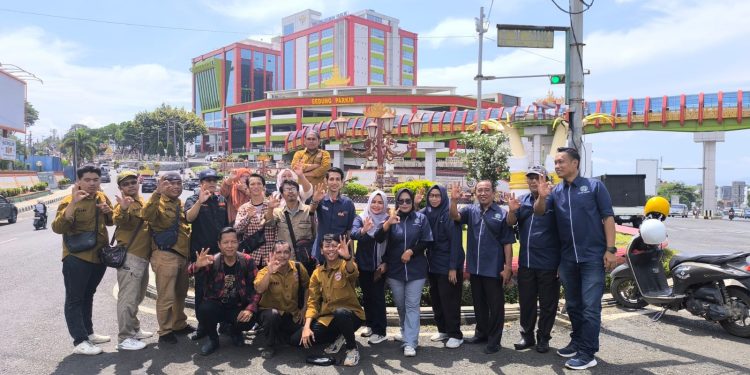 Taring – IWO Kolaborasi Berbagi Nasi Kotak dan Beras di Bawah JPO Siger Milenial