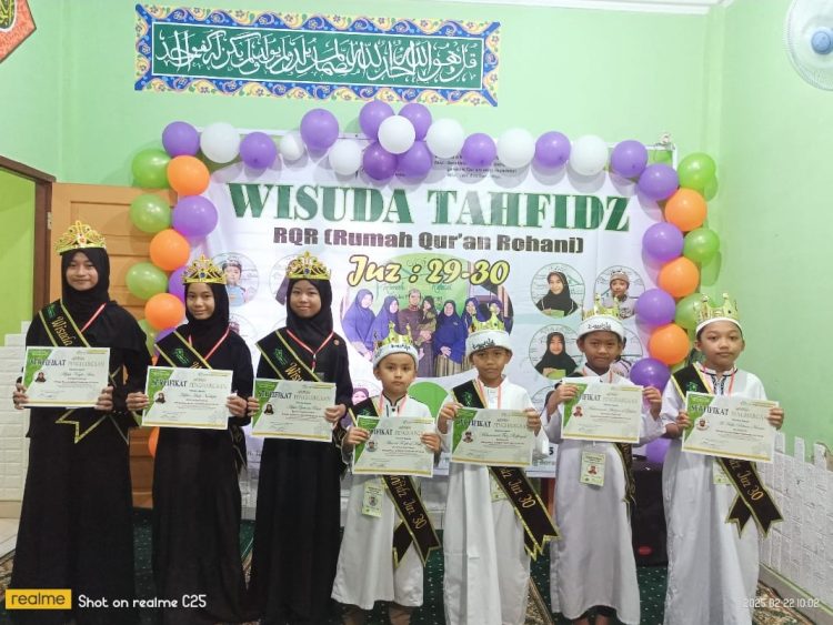 Sebanyak 14 Santri dari Rumah Qur’an Rohani (RQR) yang terdiri dari 7 santri wisuda juz 29 dan 7 santri wisuda juz 30