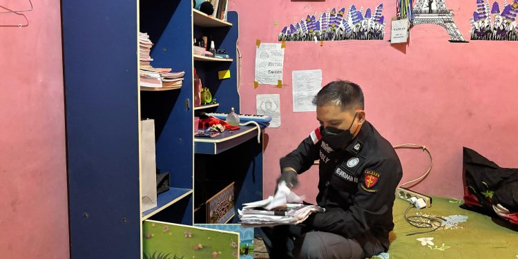 PENYIDIK KEJAKSAAN NEGERI PRINGSEWU LAKUKAN PENGGELEDAHAN TERKAIT PENYIDIKAN PERKARA DUGAAN KORUPSI PENYALURAN KUR DAN KUPEDES DI PT. BRI UNIT PRINGSEWU