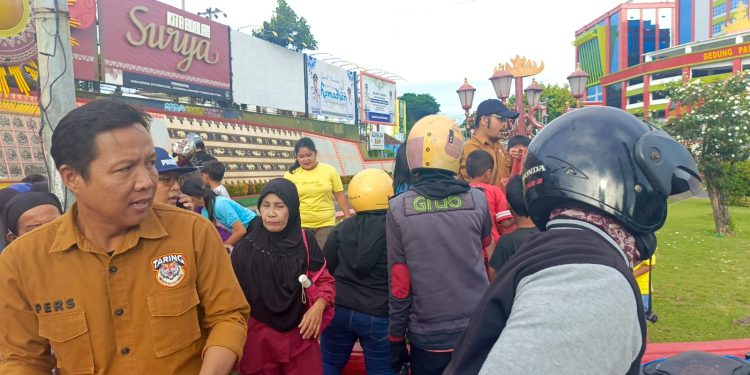 Taring Lampung Berbagi Nasi Kotak dan Takjil Gratis Berbuka Puasa di JPO Siger Milenial