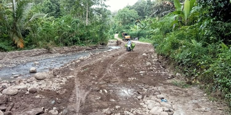 Kepala Desa Hurun Sigap Benahi Akses Jalan Yang Hancur di Terjang Banjir