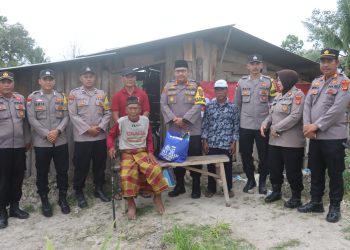 Kapolres Lampung Selatan Kunjungi Kakek Sokim, Lansia Sebatangkara di Rumah Tak Layak Huni