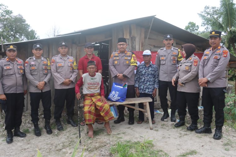 Kapolres Lampung Selatan Kunjungi Kakek Sokim, Lansia Sebatangkara di Rumah Tak Layak Huni