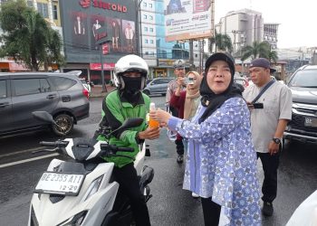 Wali Kota, Dandim, dan Kapolresta Bandar Lampung Kompak Bagi-bagi Takjil