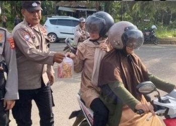 Dalam Semangat Berbagi, Polres Banyuasin dan Polsek Jajaran Bagikan Takjil Serentak