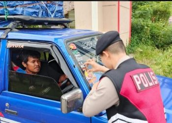 Polres Banyuasin Sosialisasikan dan Pemasangan Stiker Tagline “Mudik Aman, Keluarga Nyaman Serta Hotline 110