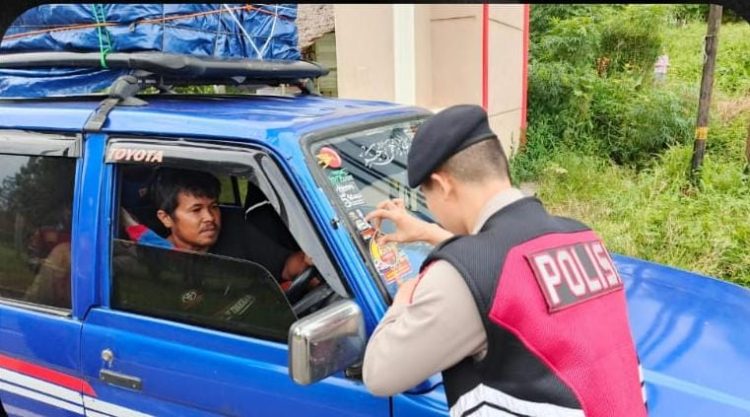 Polres Banyuasin Sosialisasikan dan Pemasangan Stiker Tagline “Mudik Aman, Keluarga Nyaman Serta Hotline 110
