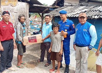 Aipda Agung Gede Anggota Satpol Air Polres Lampung Selatan Berikan Bantuan  Sembako Untuk Warga Muara Piluk