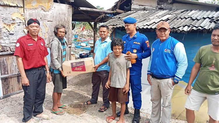Aipda Agung Gede Anggota Satpol Air Polres Lampung Selatan Berikan Bantuan  Sembako Untuk Warga Muara Piluk