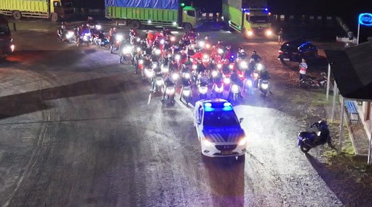Polisi Kawal Pemudik dari Pelabuhan Wika Beton Sampai Perbatasan Bandar Lampung