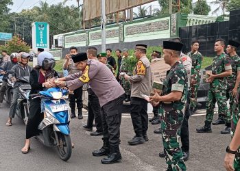 TNI Polri Bagikan Takjil di depan Makodim 0421/LS.