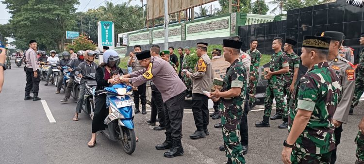 TNI Polri Bagikan Takjil di depan Makodim 0421/LS.