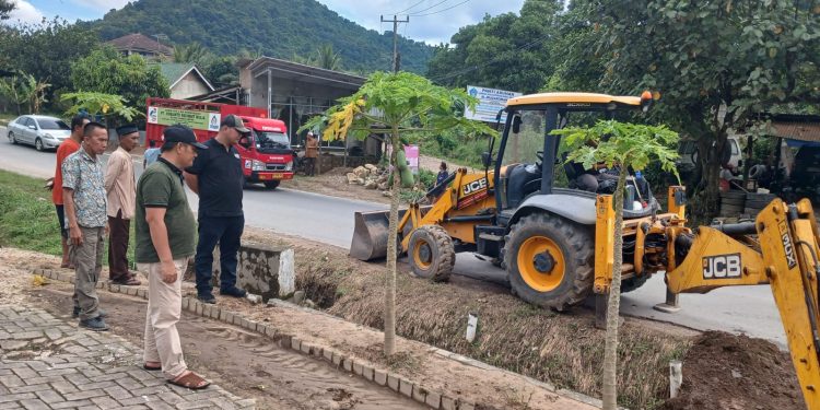 Suasana Lebaran, Tim Bunda Eva Lakukan Pengerukan Saluran Air di 2 Kelurahan