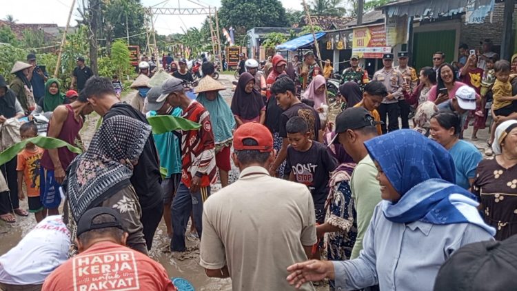Warga Masyarakat Gelar Aksi Menangkap Ikan Lele di jalan Poros Bumi Daya Pulau Jaya Palas