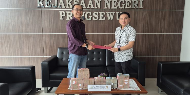 Kejari Pringsewu Berhasil Pulihkan Seluruh Kerugian Keuangan Negara Sebesar Rp. 576.400.000,- Dalam Perkara Korupsi BPHTB Waris