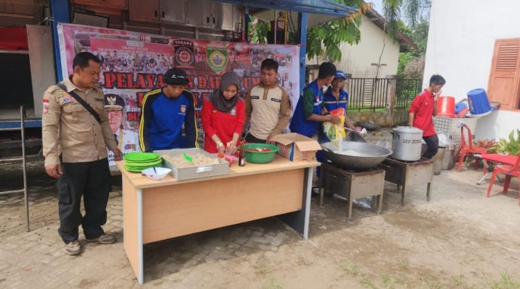 Gubernur Provinsi Sumatera Selatan Memberikan Bantuan Melalui Dinas Sosial Sumsel, Untuk Korban Terdampak Banjir Di Desa Peninggalan