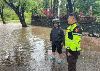 Kapolres Lampung Selatan Tinjau Luapan Air di Kalianda, Himbau Warga Waspada