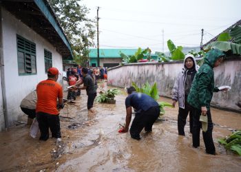 Walikota Bandar Lampung Eva Dwiana Meninjau Lokasi Terdampak Banjir di Kecamatan Panjang