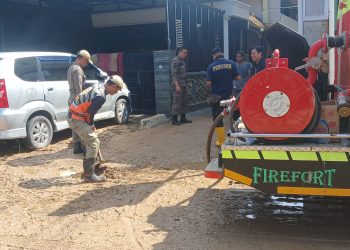 Pemkot Bandar Lampung Bantu Masyarakat Bersihkan Lumpur Sisa Banjir