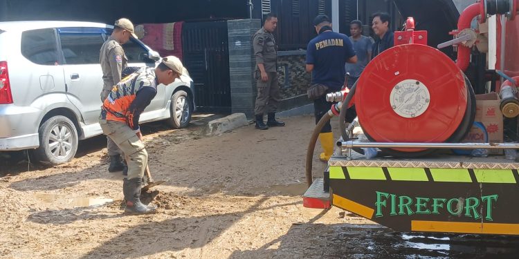 Pemkot Bandar Lampung Bantu Masyarakat Bersihkan Lumpur Sisa Banjir