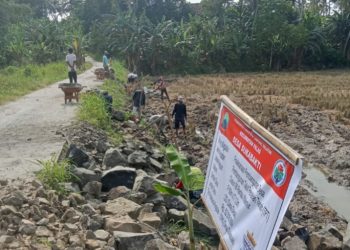 Pemdes Sukabakti Bangun Talud Penahan Tanah Sepanjang 80 M di Dusun 6 Rantau Makmur