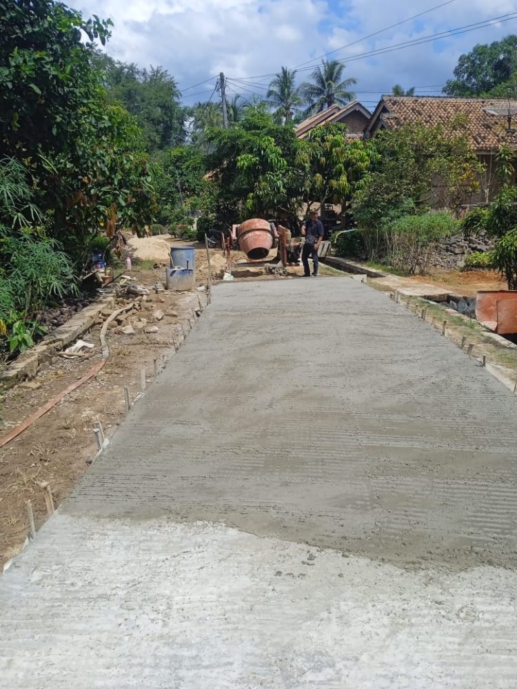 Pembangunan Rabat Beton Jalan Pekon, Melalui Dana Desa Gunung Raya Tahun Anggaran 2025