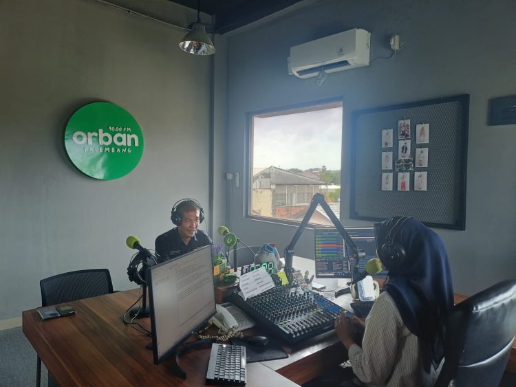 Bidhumas Polda Sumsel Tegaskan Bahaya Hoaks Lewat Talk Show di Radio Orban