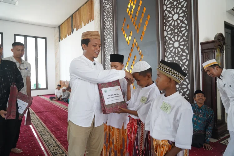 Sunatan massal di Buka Bapak Bupati Pringsewu di Takmir Masjid Taqwa ,