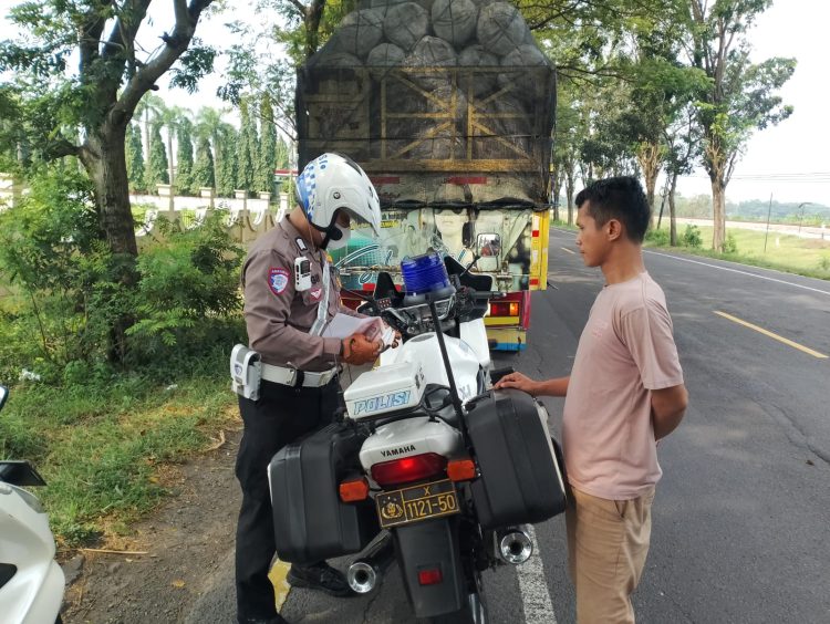Satlantas Polres Nganjuk Gelar Sosialisasi Terkait Over Dimension dan Over Loading