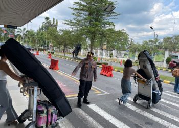 Kapolres Lampung Selatan Pantau Pengamanan Kedatangan Peserta WSL Krui Pro 2025 di Bandara Radin Intan 2 Natar