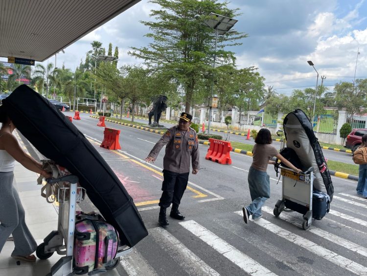 Kapolres Lampung Selatan Pantau Pengamanan Kedatangan Peserta WSL Krui Pro 2025 di Bandara Radin Intan 2 Natar
