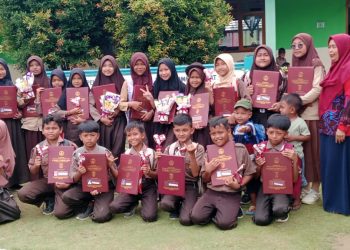 SDN 15 Gunung Agung membagikan Raport dan Pemberian Hadiah Bagi Siswa/Siswi yang Berprestasi