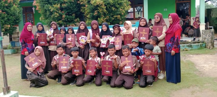 SDN 15 Gunung Agung membagikan Raport dan Pemberian Hadiah Bagi Siswa/Siswi yang Berprestasi