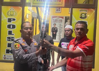 Ops Senpi Musi 2025, Kades Taja Raya II Serahkan Senpira Dari Warganya Ke Polsek Betung