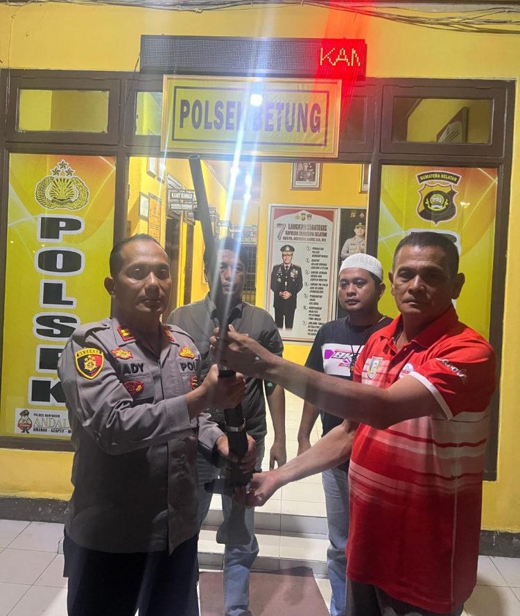 Ops Senpi Musi 2025, Kades Taja Raya II Serahkan Senpira Dari Warganya Ke Polsek Betung