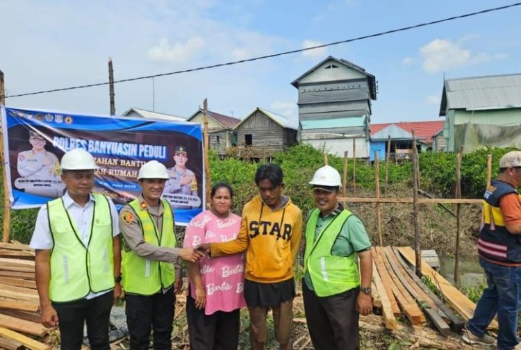 Penuh Haru Erna Tak Pernah Terpikir Rumahnya Akan Dibedah Polres Banyuasin