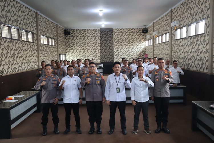Ketua PN Kalianda Berikan Materi Sosialisasi KUHP Baru kepada Jajaran Polres Lampung Selatan