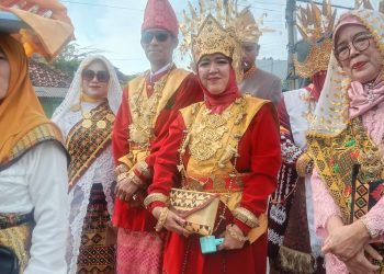 Gunakan Pakaian Adat, Kades Sukajaya Lempasing Meriahkan Hut Desa