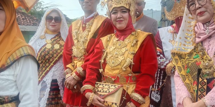 Gunakan Pakaian Adat, Kades Sukajaya Lempasing Meriahkan Hut Desa