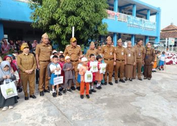 Upacara Bendera Dan Penyerahan Simbolis Seragam Sekolah Gratis Di SDN 135 Palembang 