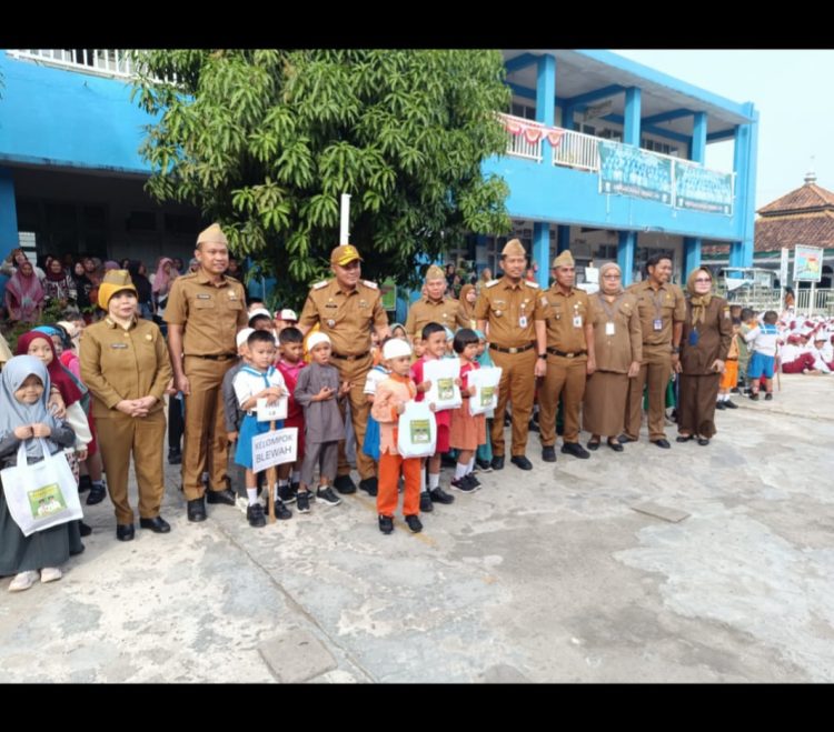 Upacara Bendera Dan Penyerahan Simbolis Seragam Sekolah Gratis Di SDN 135 Palembang ‎