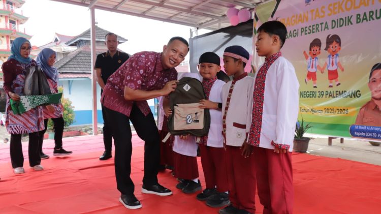 SD Negeri 39 Mendapat Apresiasi Disdik Kota Palembang Dan Bantuan Tas Dan Alat Tulis Gratis