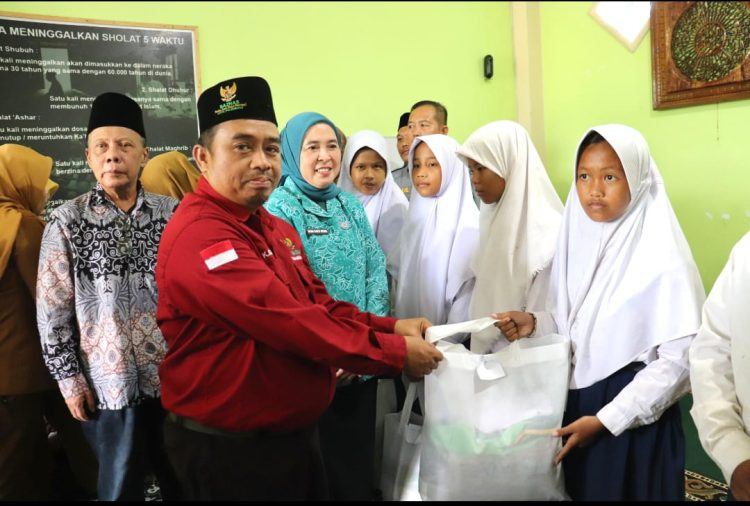 Ketua PKK Kota Palembang Bersama Baznas Kota Palembang Kolaborasi Memberi Bantuan Seragam Sekolah SMP Islami 1 Ulu