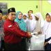 Ketua PKK Kota Palembang Bersama Baznas Kota Palembang Kolaborasi Memberi Bantuan Seragam Sekolah SMP Islami 1 Ulu